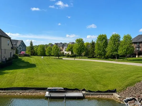 10401 Sandpiper Ct, South Lyon, MI 48178