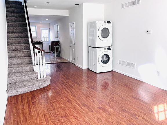 3rd image of 909 Daly St