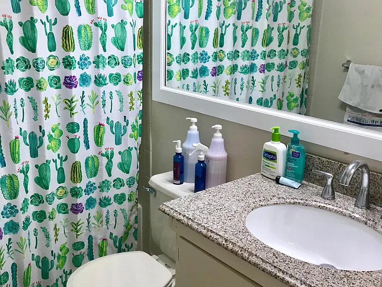 2nd en-suite bathroom with full tub