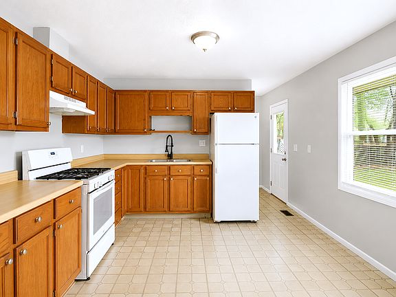 4th image of 3641 N Richardt Ave