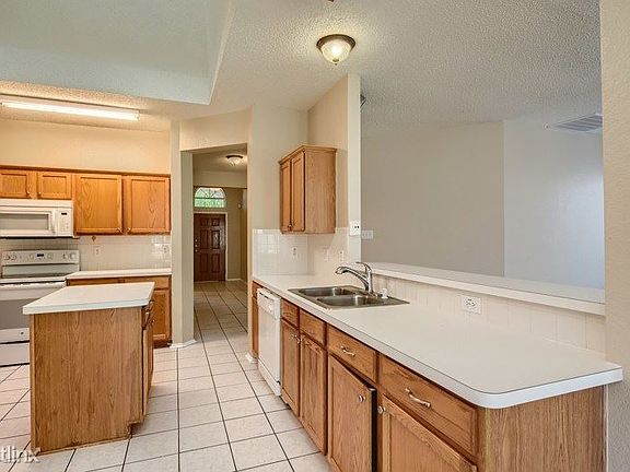 3rd image of 913 Parkwood Trl