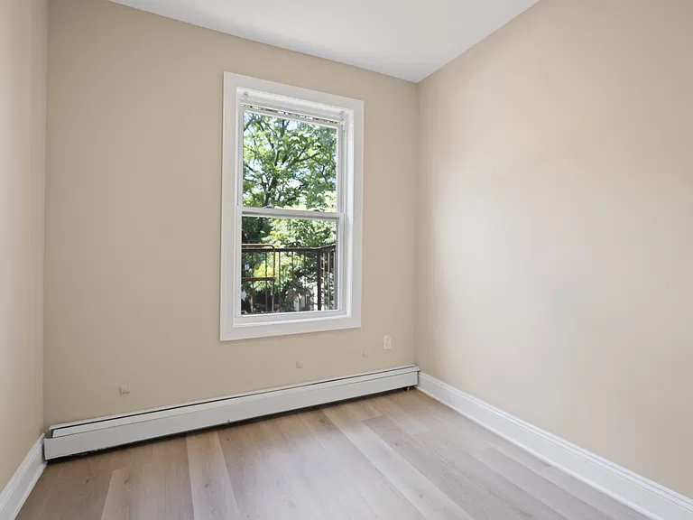 144 Inslee Pl — Photo 4