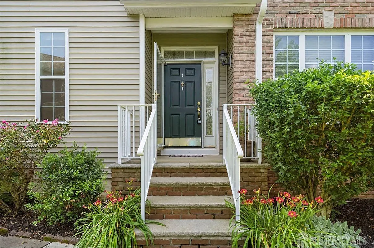 3 bed, 2.5 bath, 2052 sqft, $3,800 — Photo 3