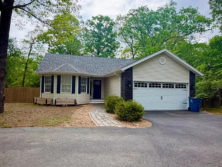 1270 Skyview Dr — Photo 2