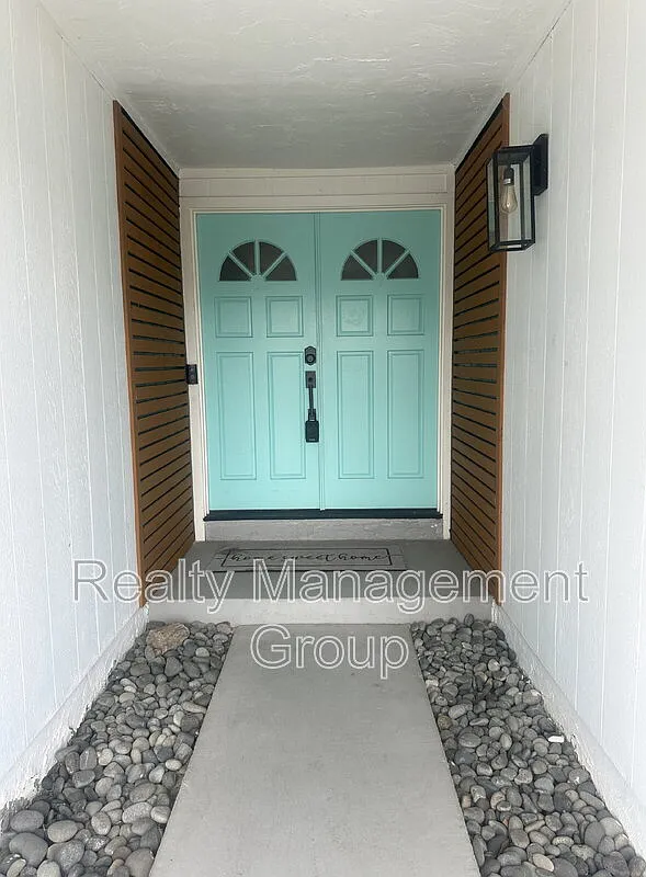 3 bed, 2.0 bath, 1141 sqft, $4,000 — Photo 3
