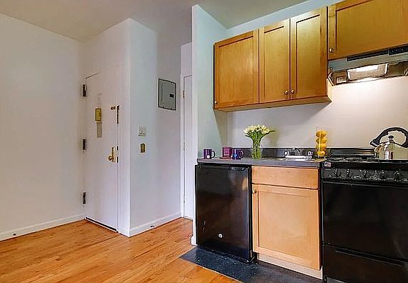 3rd image of 516 E 5th St APT 16