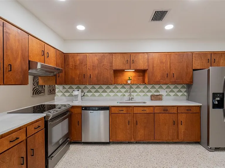 725 S Wilson Ave — Photo 8