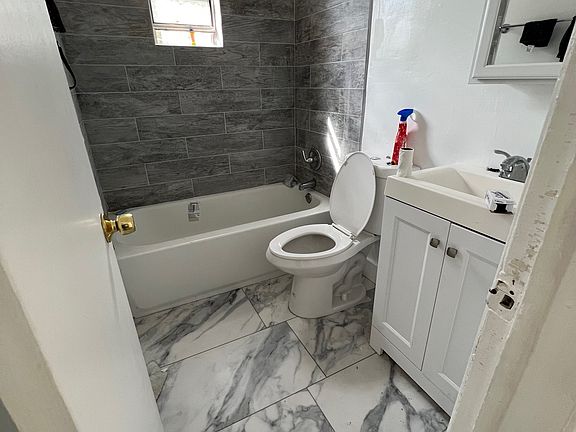 2nd image of 1823 Francis St #3