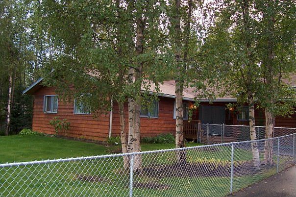 2005 photo (now has new windows in bedrooms)
