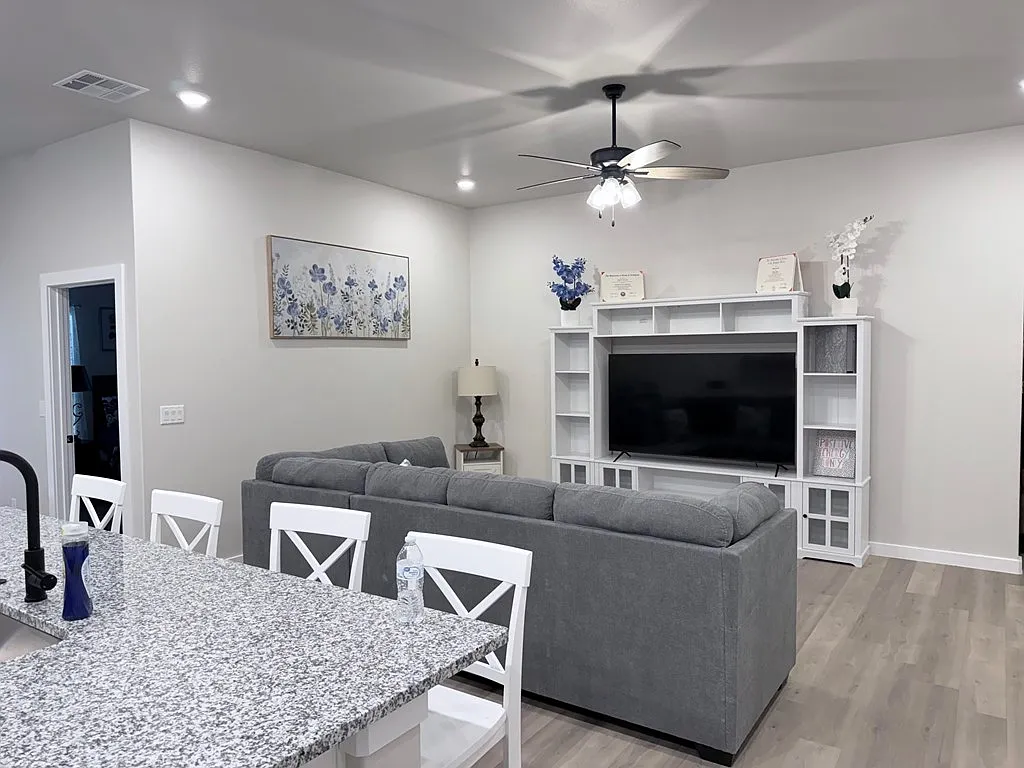 3 bed, 2.0 bath, 1689 sqft, $3,500 — Photo 4