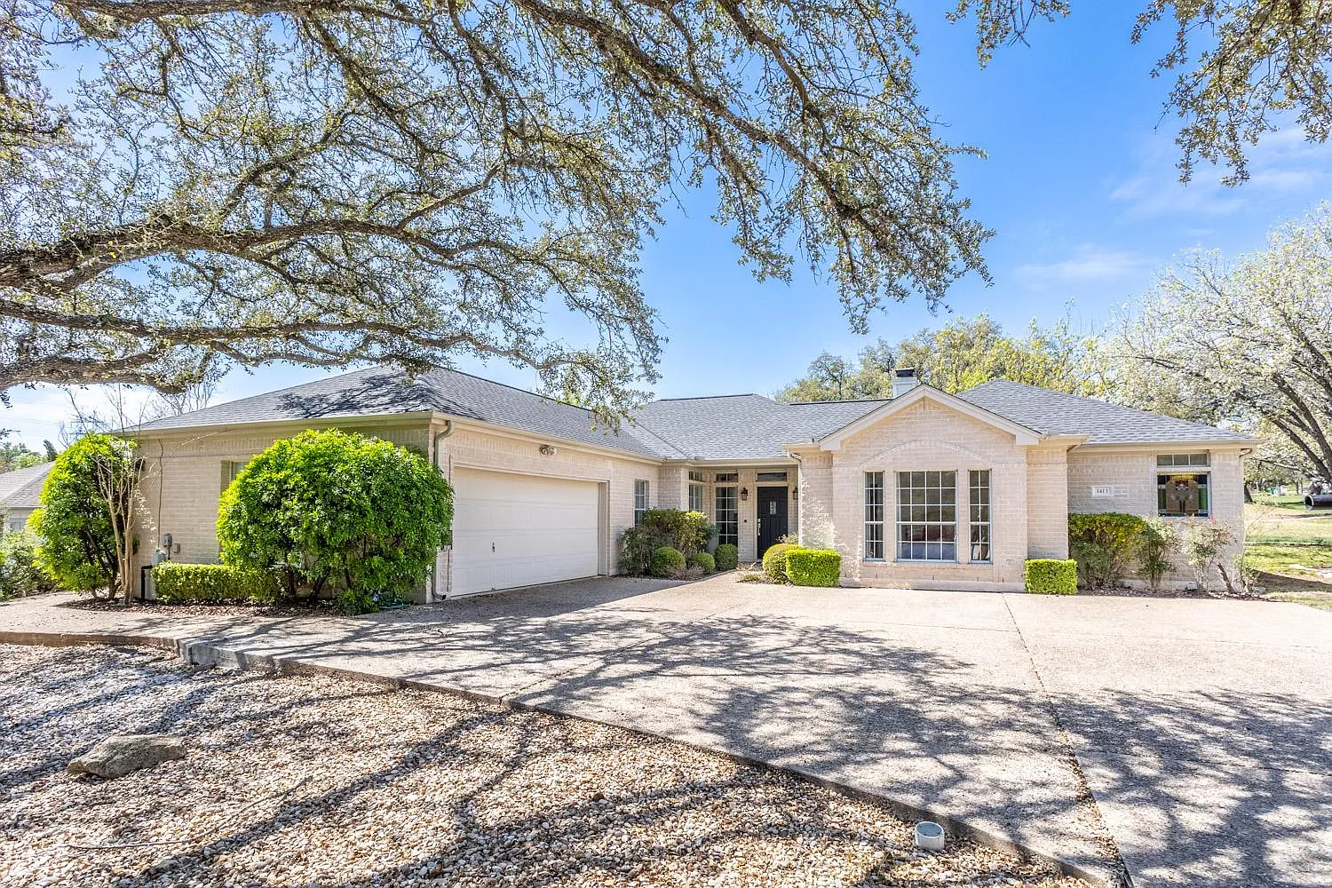 1413 Lakeway Dr — Photo 1