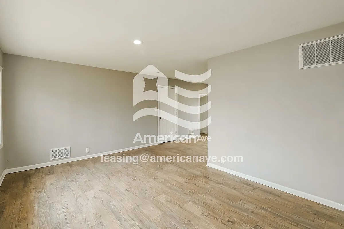 1707939_002_living_room_2.jpg - 11117 Bristol Ter