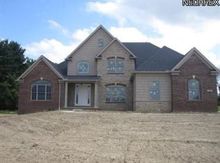 211 Walden Ridge Dr, Hinckley, OH 44233