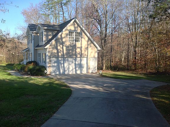 Driveway has turnaround