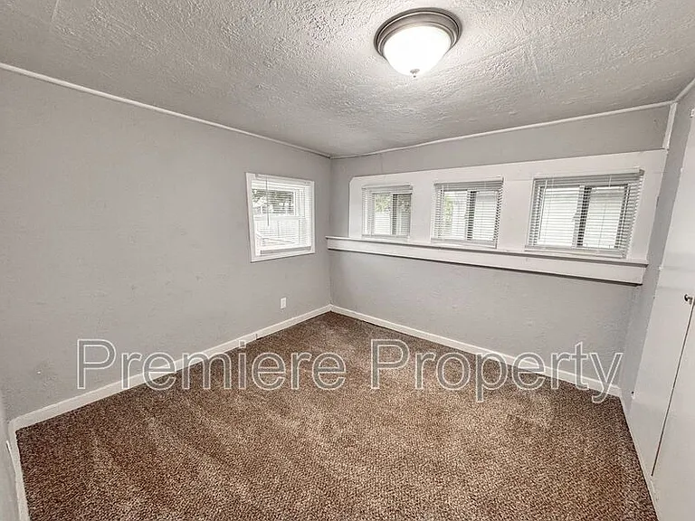 422 S Hocker Ave — Photo 8
