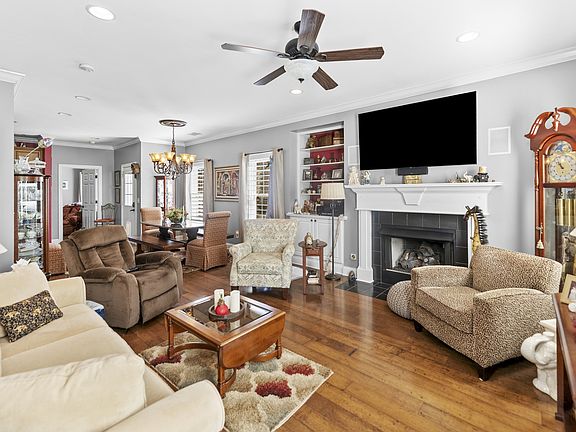 4th image of 1440 Burnside Dr
