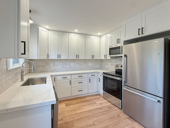 This kitchen has lots of cabinetry, drawers & new appliances!
