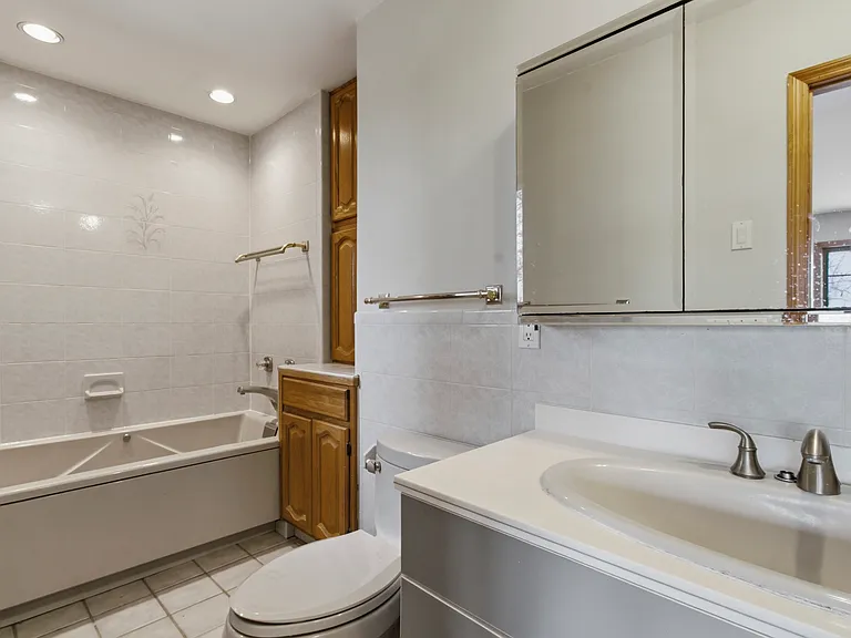 En-suite bath of bedroom #1