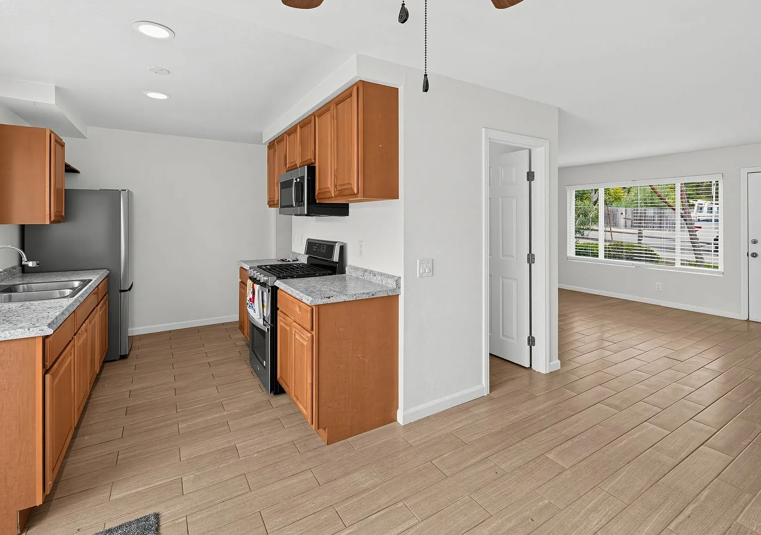 3 Bed / 1.5 Bath Townhome! — Photo 3