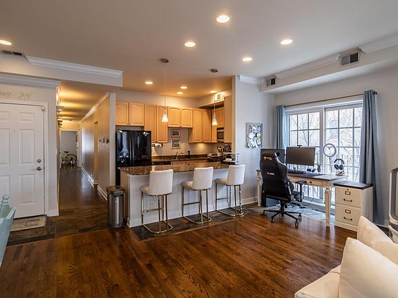 5th image of 823 W Superior St #3