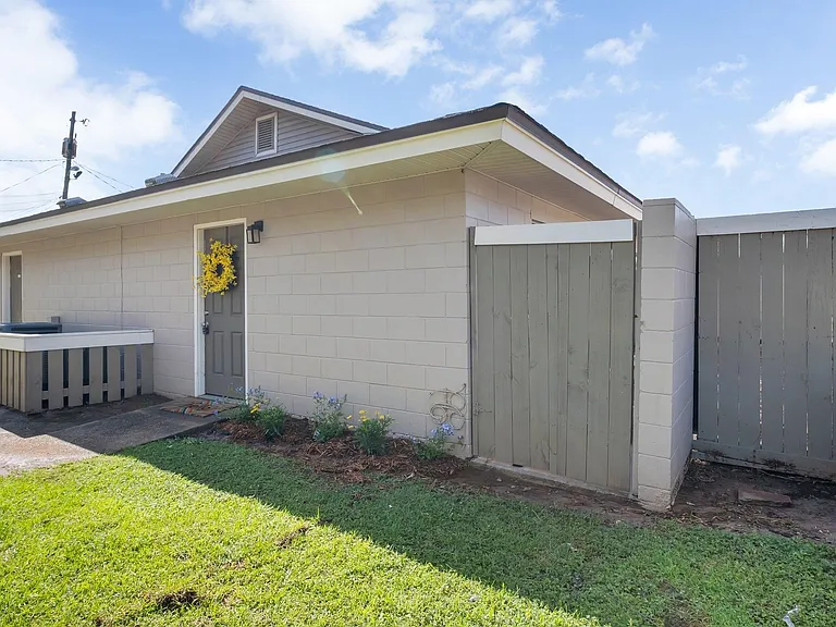 2241 W Pensacola St #6 — Photo 2