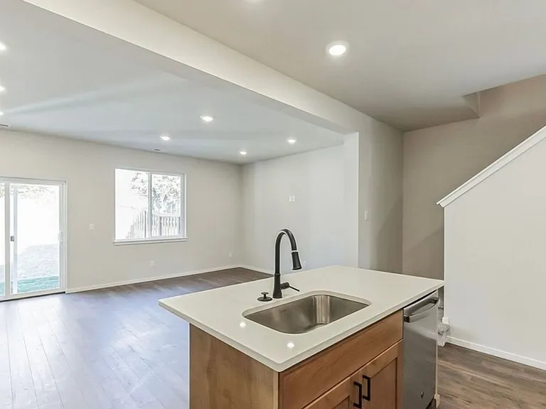 907 E 4th St — Photo 10