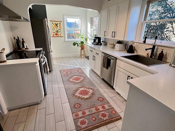 Kitchen with nook