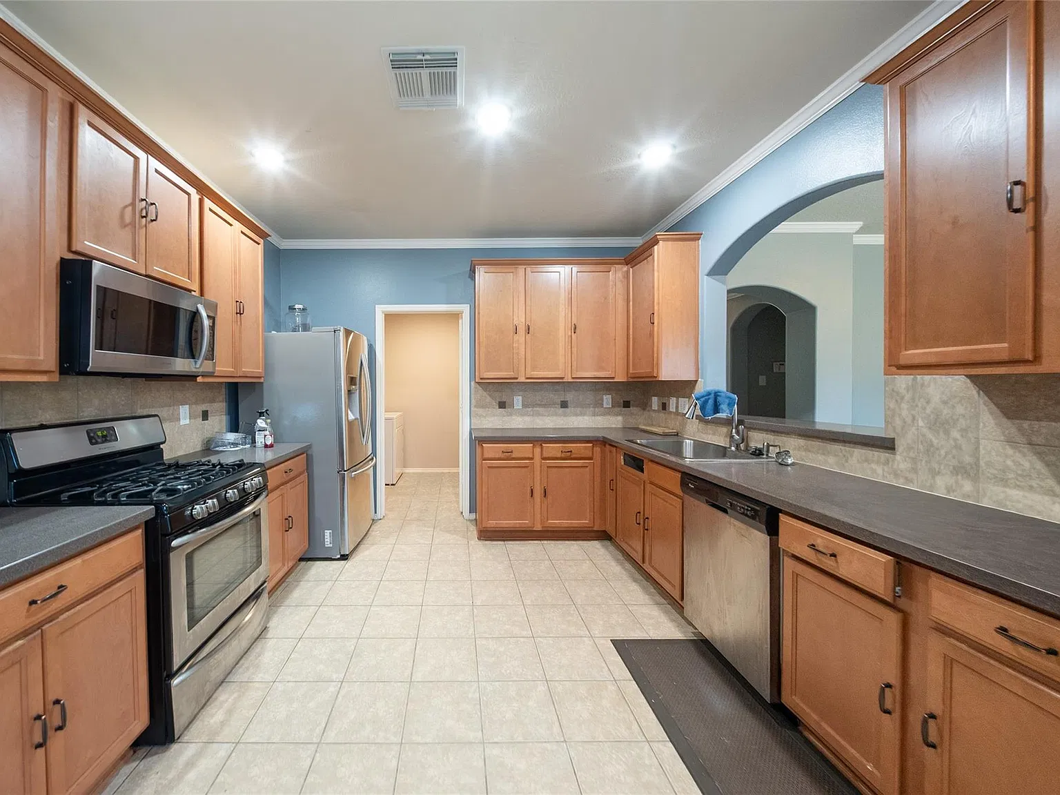 4 bed, 2.5 bath, 2308 sqft, $2,799 — Photo 3