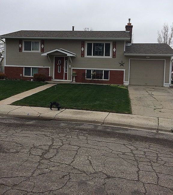 Bi-level, single car garage