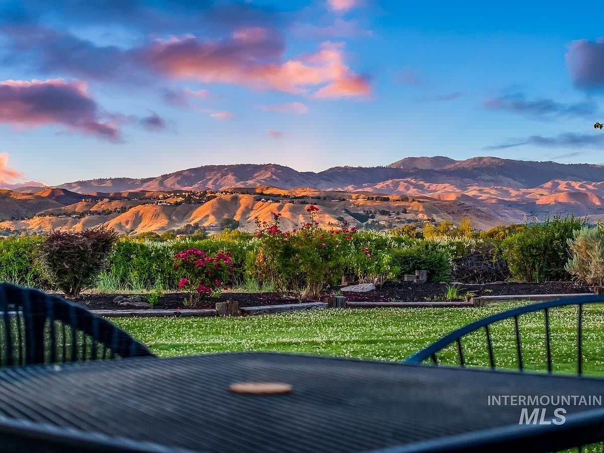 3514 N Mountain View Dr, Boise, ID 83704 | Zillow