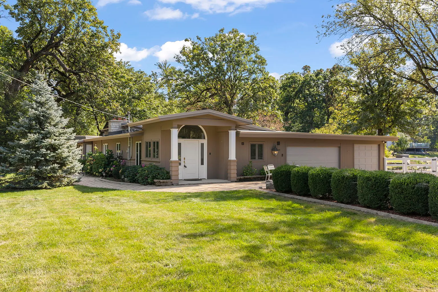407 E Oakwood Dr photo 1
