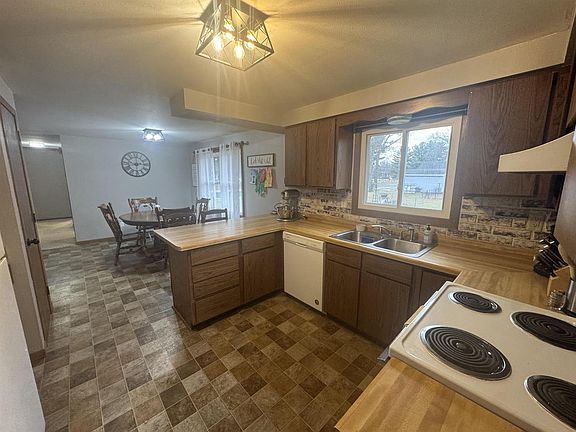 4th image of 560 East Elm Street