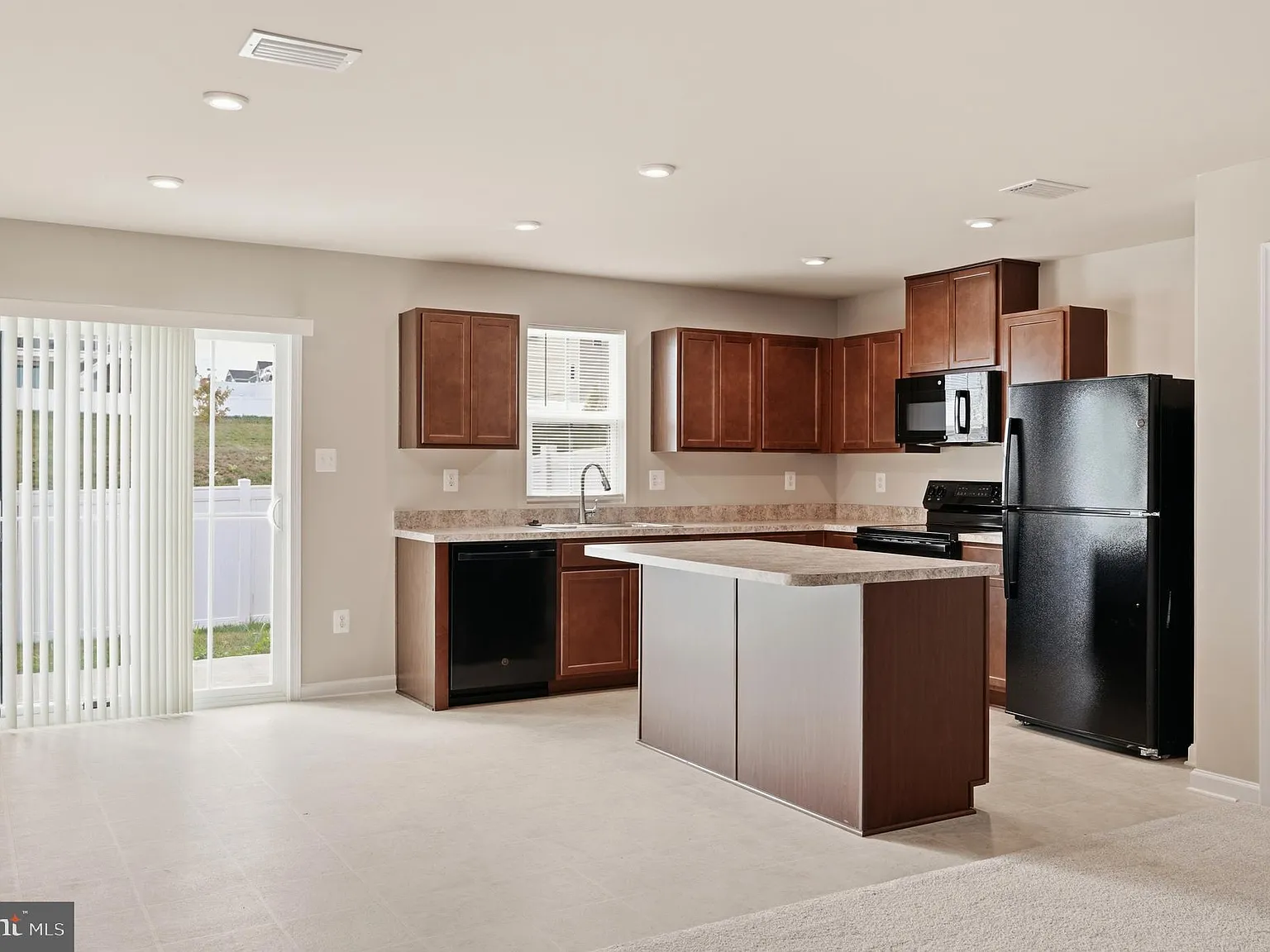 3 bed, 2.5 bath, 1442 sqft, $2,000 — Photo 3
