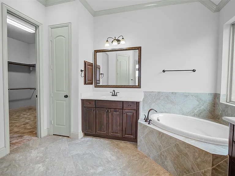 1644 Longwood Glen Ln — Photo 36