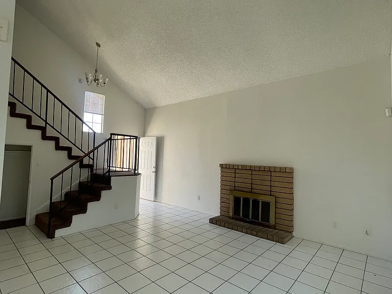 1304 Santiago Ct — Photo 5