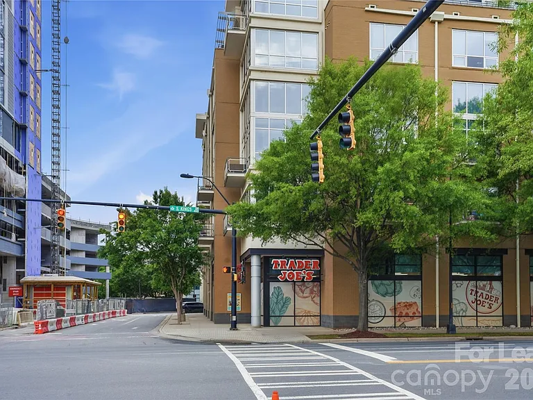 1133 Metropolitan Ave — Photo 32
