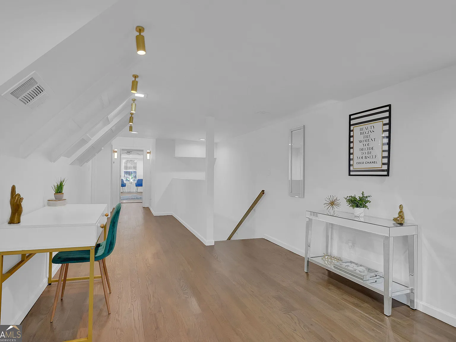 8 bed, 6.0 bath, 5000 sqft, $14,000 — Photo 3