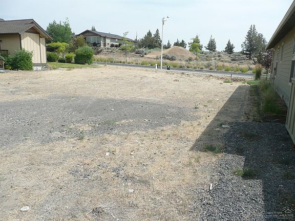 4th image of 1046 SE Yarrow Ave