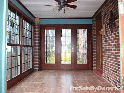 Kitchen
						:
						Stainless steel appliances