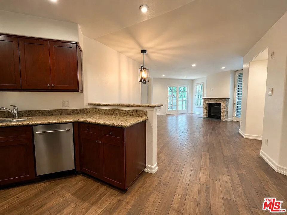 2 bed, 2.0 bath, 1003 sqft, $3,000 — Photo 3