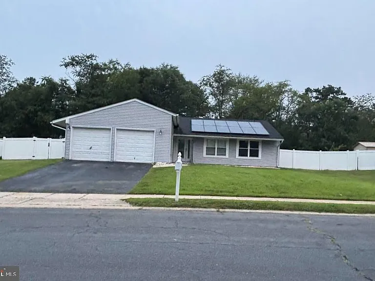 4 Patricia Ln — Photo 1