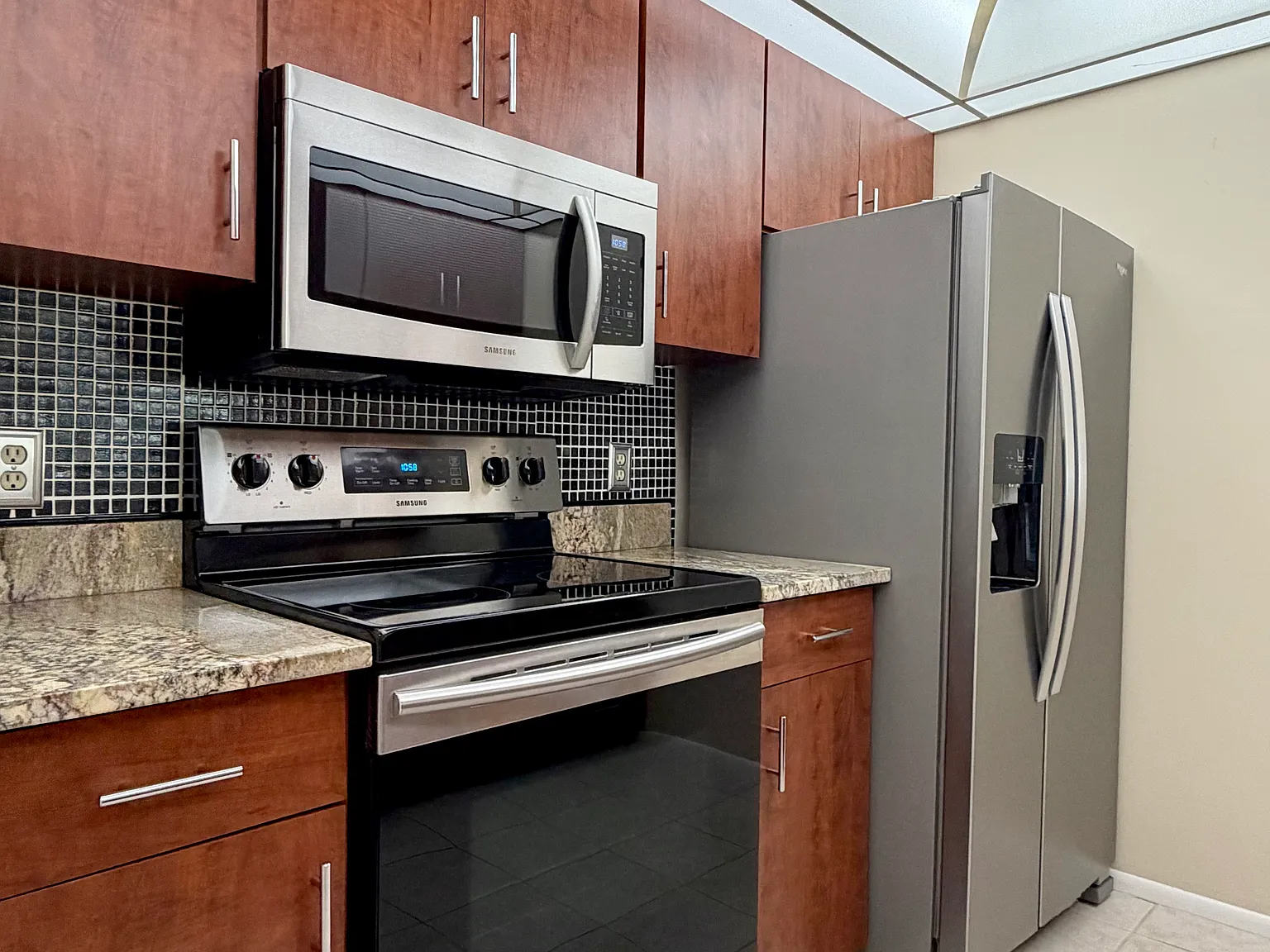 1 Plantation Dr — Photo 2