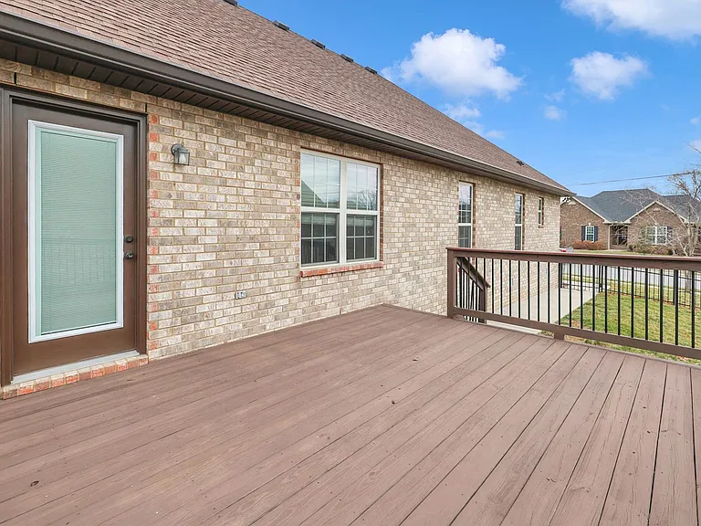 402 Lucy Cir — Photo 35