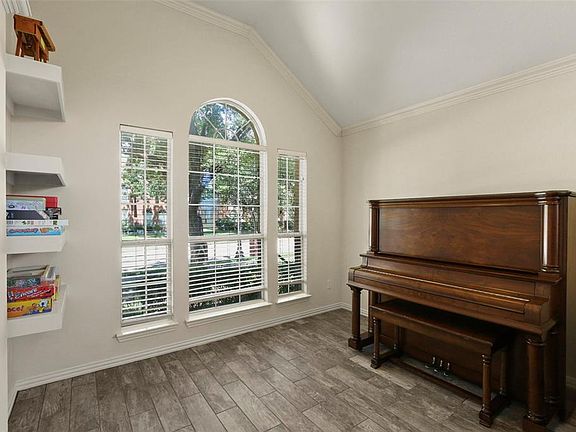 4th image of 3812 Creekside Ln