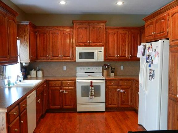 3rd image of 19 Holly Ln