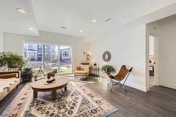 916 Eldorado Ln — Photo 3