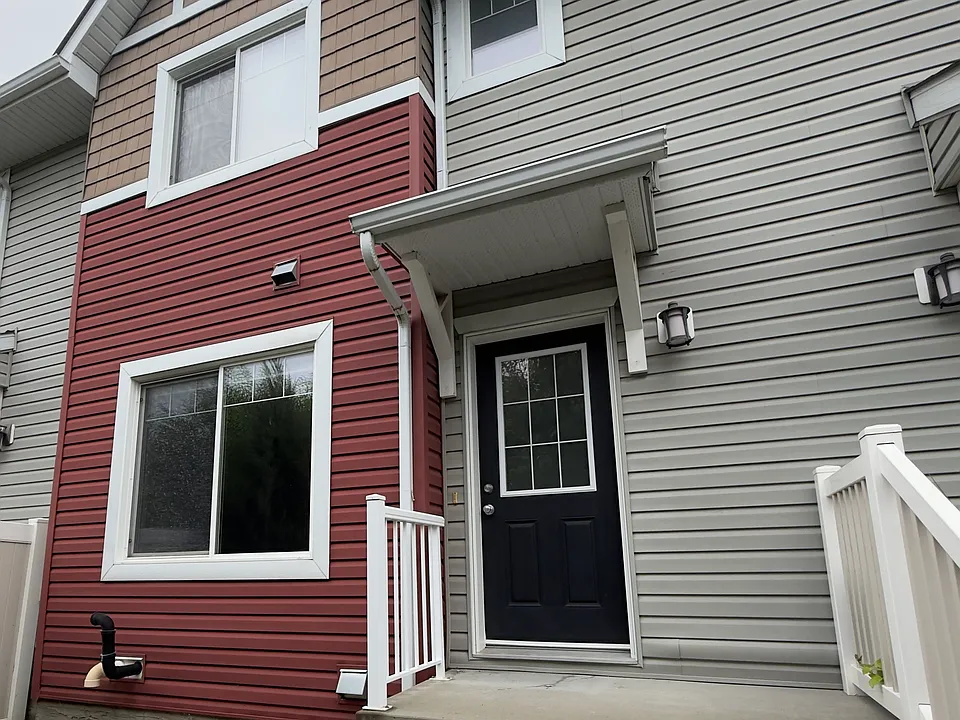 655 Tamarack Rd NW