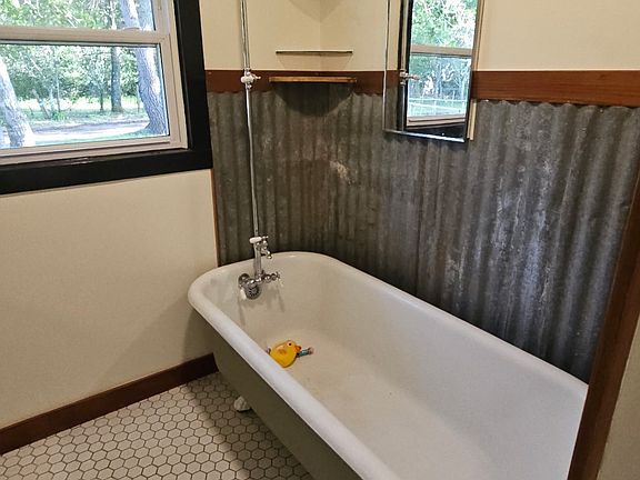 4th image of 17105 Arnold Dr