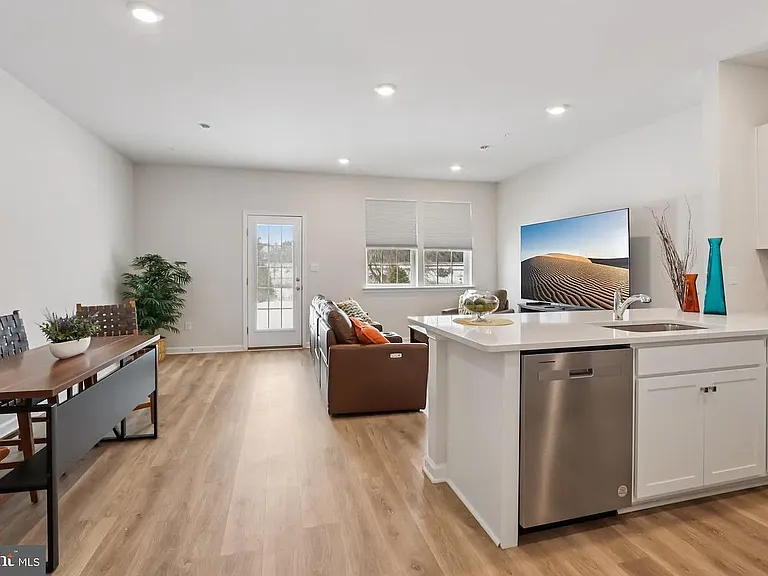 1138 Martin Rd — Photo 2
