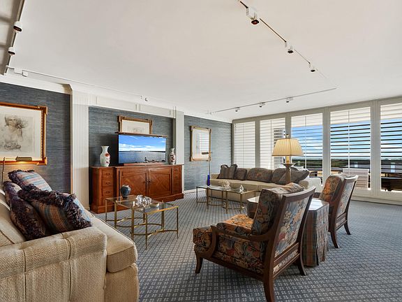 3rd image of 100 Lakeshore Dr APT 857